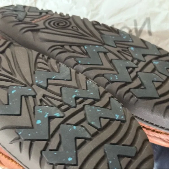 Manitobah Holler Gatherer - Picture 4 of 4